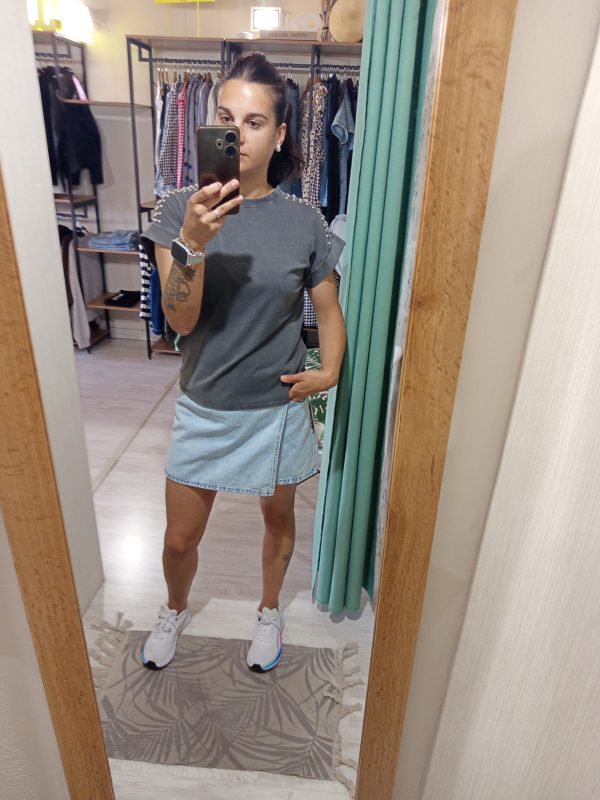 CAMISETA TACHUELAS