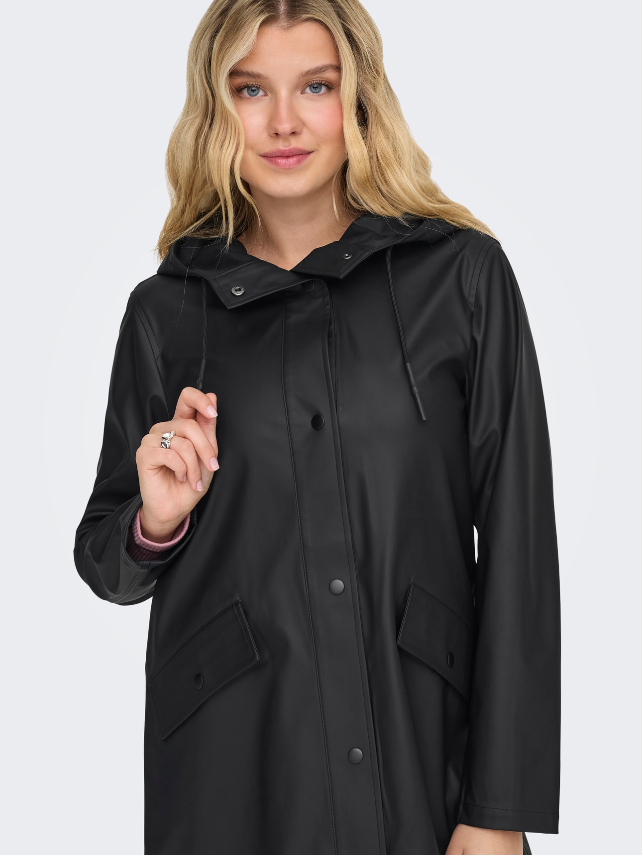 only-onlelisaraincoatotwnoos-negra (2)