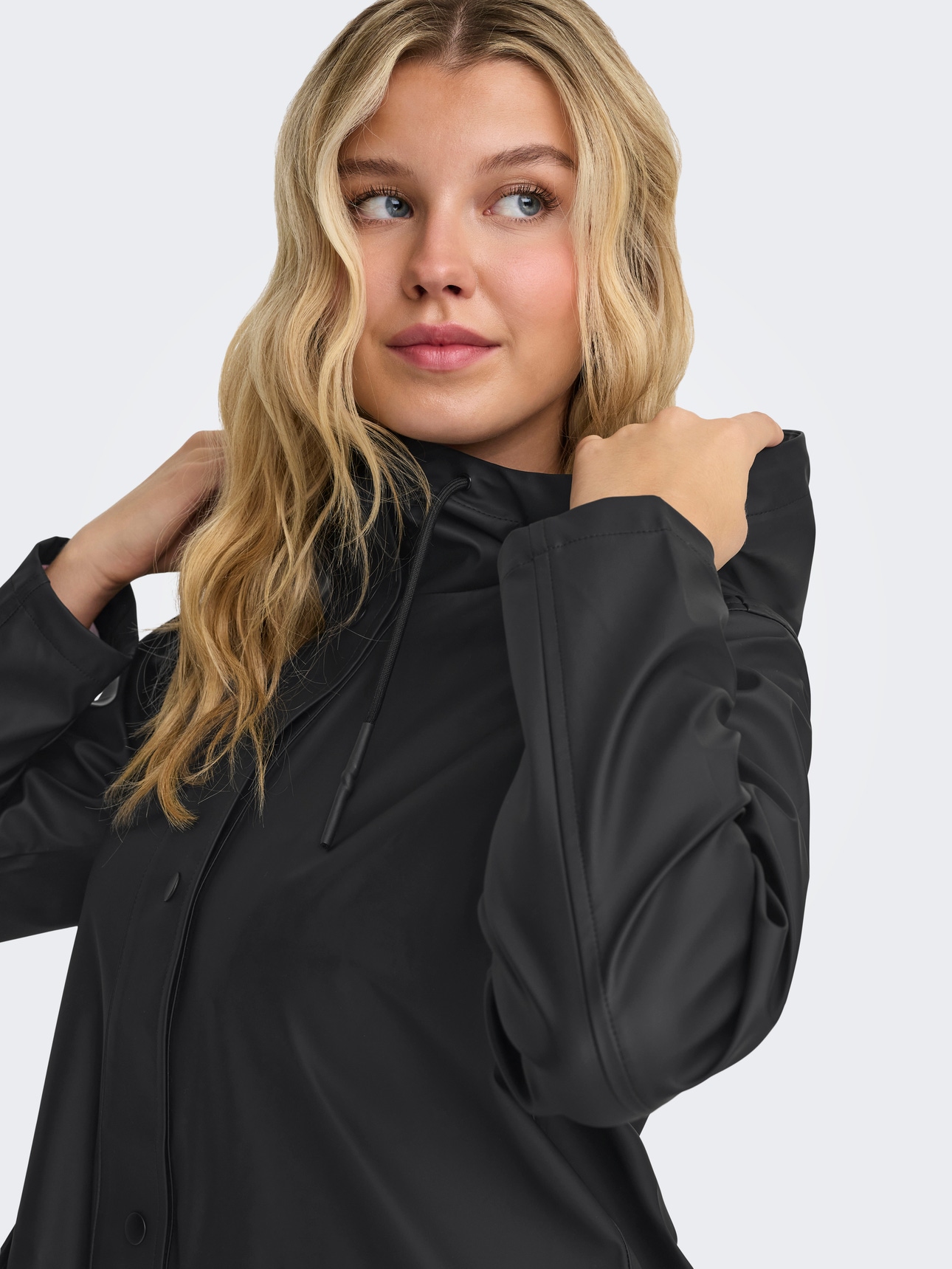 only-onlelisaraincoatotwnoos-negra (3)